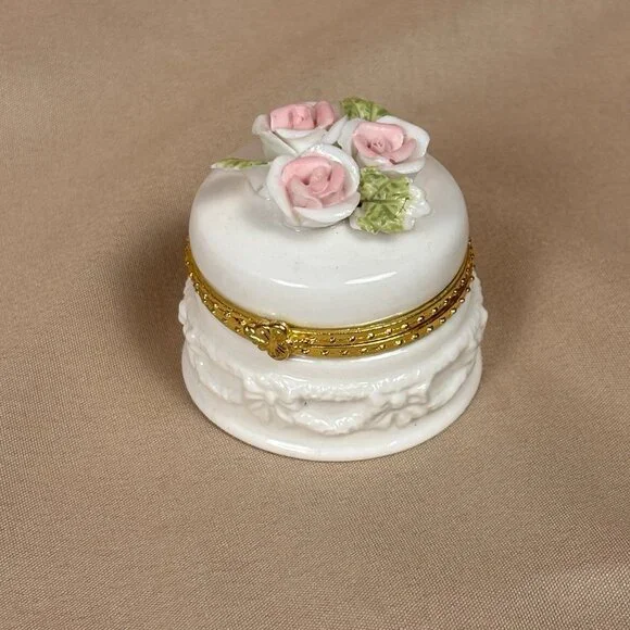 Vintage Tiny Hinged White Porcelain Crafted Roses Trinket Ring Box B45 - Picture 1 of 4